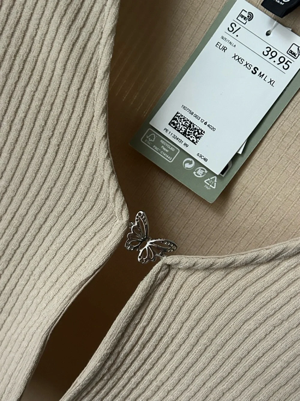 H&M Beige Ribbed V-Neck Short Sleeve Crop Top with Butterfly Clasp - Picture 3 of 4